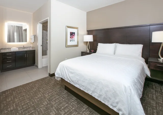 جناح بسريرين مزدوجين بغرفة نوم واحدة بمطبخ لذوي الإعاقة، Staybridge Suites Plano - Richardson Area 2/5