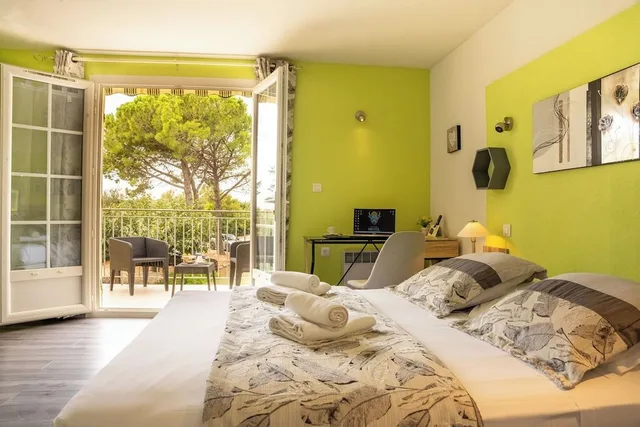 غرفة سوبيريور ثلاثية بسرير كوين وسرير فردي، HOTEL DES GRANGES 5/10