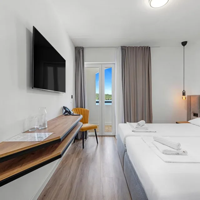 غرفة ديلوكس بسرير مزدوج بشرفة، Hotel Miran Pirovac 10/10