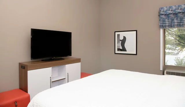 غرفة بسرير كينج مع أريكة، Hampton Inn Cleveland Solon Oh 3/5