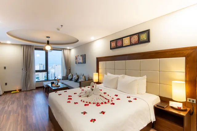 جناح جونيور بسرير كينج بشرفة بإطلالة جزئية على البحر، Grand Sea Hotel 1/5