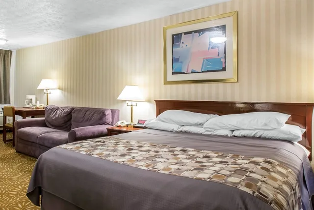 غرفة قياسية بسرير كينج مع أريكة، Rodeway Inn & Suites Branford - Guilford 1/4