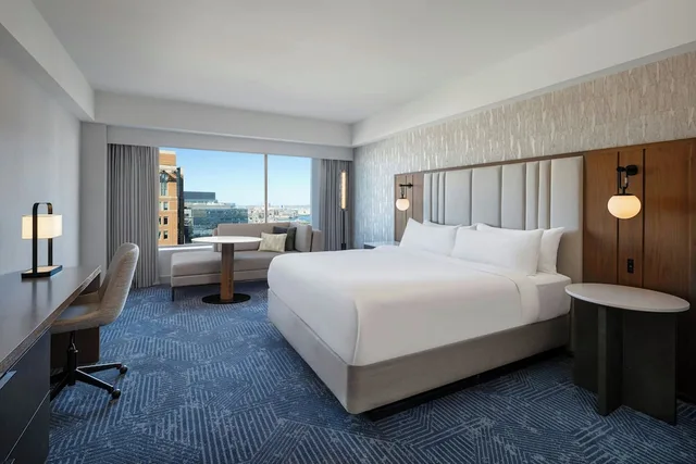 غرفة كلوب بسرير مزدوج لذوي الإعاقة، Renaissance Boston Waterfront Hotel 1/2