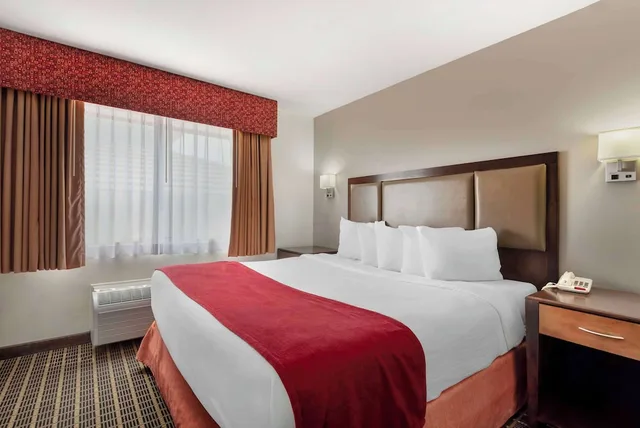 غرفة قياسية بسرير كينج مع أريكة لذوي الإعاقة، Best Western Plus Eagleridge Inn & Suites 2/3