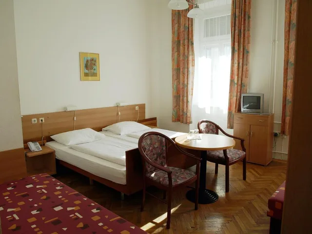 غرفة رباعية، Terminus Hotel 2/5