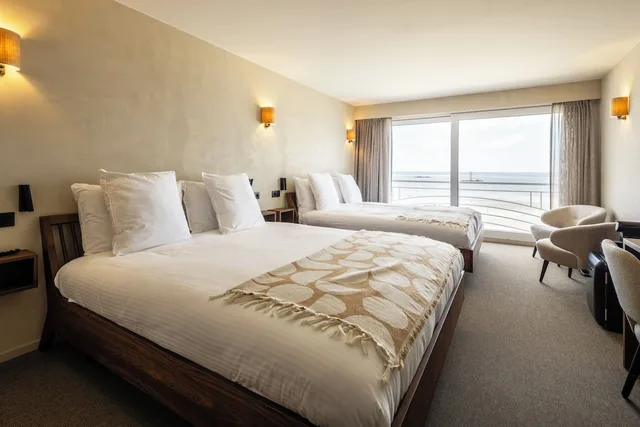 غرفة رباعية بسرير كينج وسريرين منفصلين يُسمح فيها بالحيوانات الأليفة، Beach Palace Hotel 1/4
