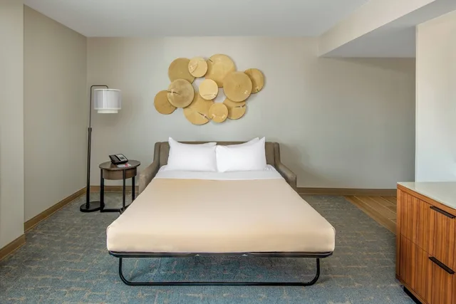 غرفة كلوب بسرير كينج مع أريكة، Marriott Madison West 7/10