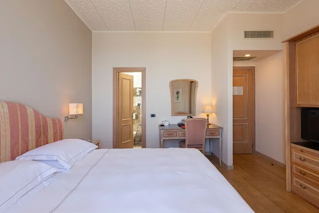 غرفة ديلوكس بسرير مزدوج بإطلالة على البحر في طابق مرتفع، Grand Hotel Mediterranee 1/3