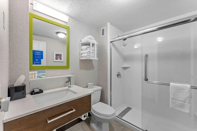 غرفة بسرير كينج مع أريكة، Hampton Inn Cleveland Westlake 2/2