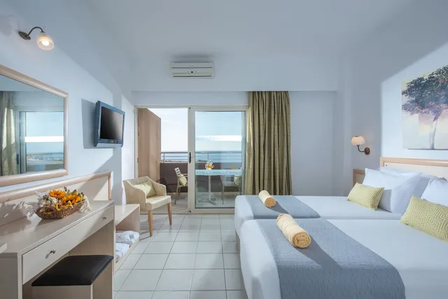 غرفة بسريرين منفصلين بإطلالة على البحر، Blue Bay Resort Hotel 1/5