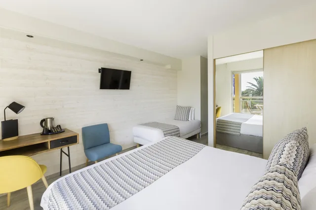 غرفة قياسية بسرير كينج وسرير فردي بإطلالة على البحر، Best Western Plus Hotel Canet-Plage 3/5
