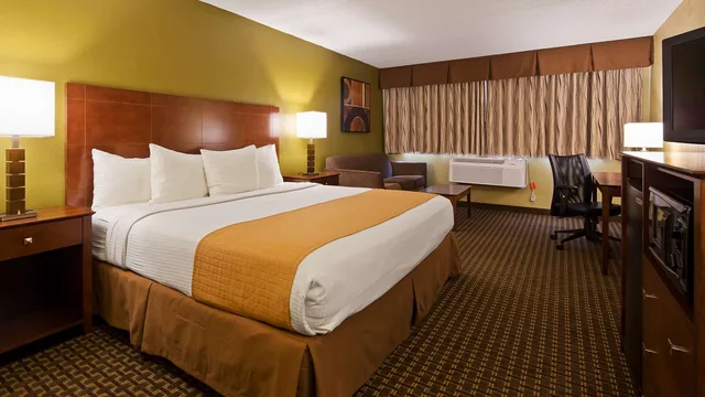 غرفة بسرير كينج بحوض استحمام لذوي الإعاقة، Best Western Executive Inn Kenosha/Pleasant Prairie 1/3