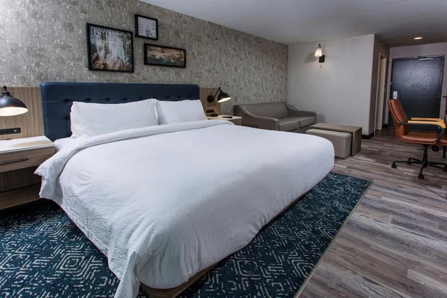 غرفة تقليدية بسرير كينج مع أريكة، Four Points by Sheraton Appleton 4/10