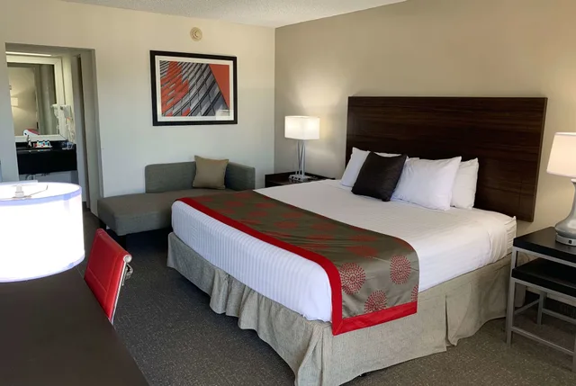 غرفة بسرير كينج بإطلالة على المدينة، Ramada by Wyndham Sarasota Waterfront 1/5