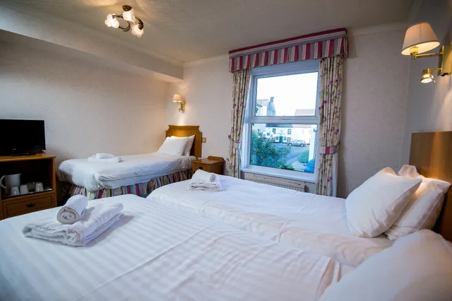 غرفة قياسية ثلاثية بثلاثة أسرّة، The Ivy Bush Royal Hotel 1/9