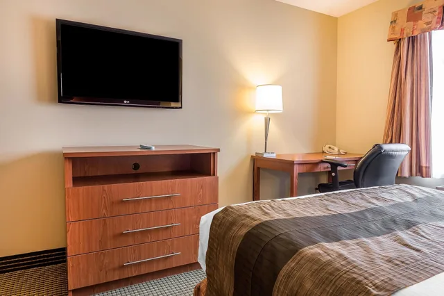 Standard, 2 Double Beds, Quality Inn & Suites Hawkesbury 3/8