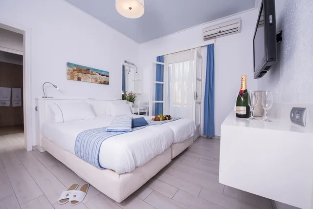 جناح عائلي بسرير مزدوج وسريرين منفصلين بإطلالة على البحر، Aegialis Hotel And Spa 2/3