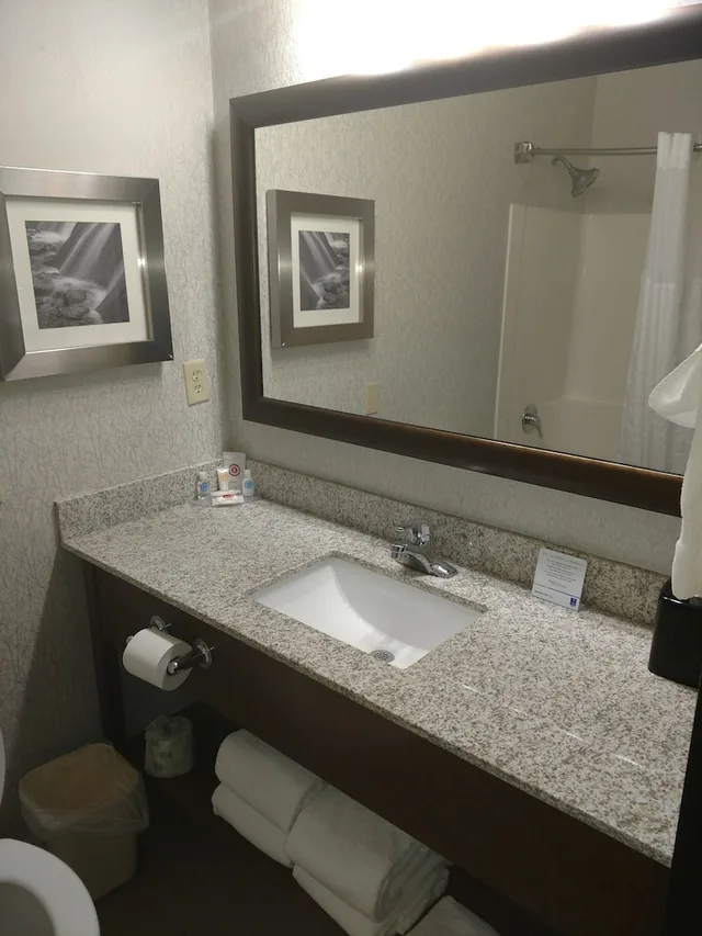 غرفة قياسية بسرير كينج، Comfort Inn and Suites Market Airport 3/3