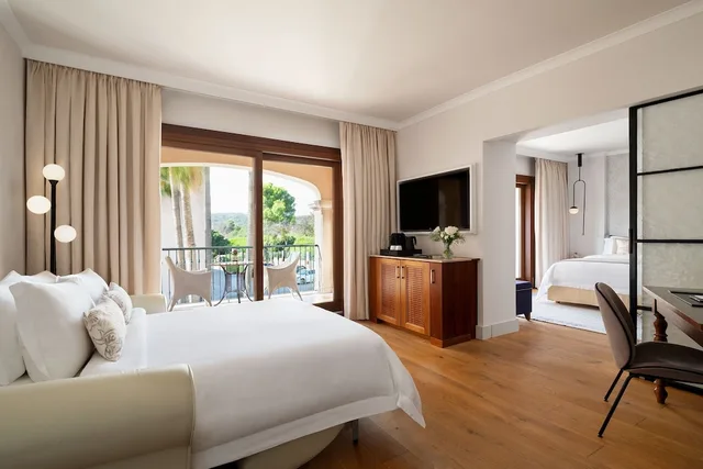 جناح عائلي ركني بسرير كينج مع أريكة، St Regis Mardavall Mallorca Resort 4/10