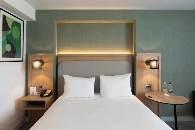 غرفة قياسية بسرير مزدوج مع أريكة، HOLIDAY INN LONDON HEATHROW M4J4 3/10