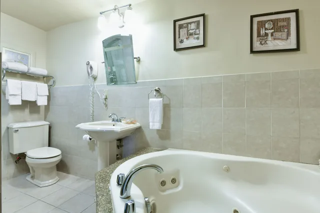 غرفة بسرير كينج بحوض جاكوزي، The Freeport Inn and Marina 5/5