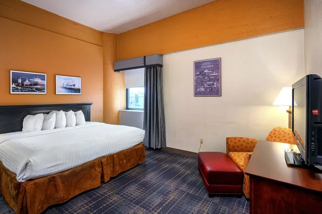 جناح بسرير كينج مع أريكة لذوي الإعاقة، The Suites Hotel at Waterfront Plaza 1/6