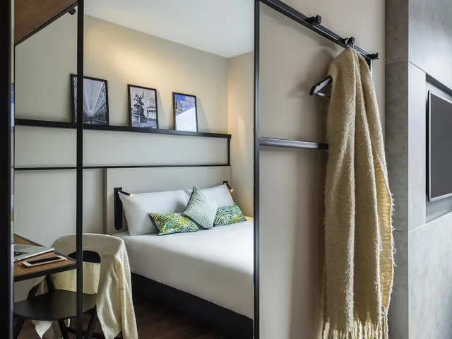 Standard, Double Bed, City View, ibis Brussels Centre Chatelain 1/5
