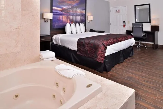 غرفة بسرير كينج بجاكوزي، Emerald Inn on Sunset 2/3
