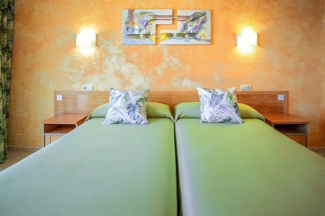 غرفة بأربعة أسرّة بإطلالة على البحر بشرفة، Hotel Servigroup La Zenia 10/10