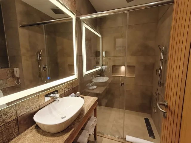 Luxury, Suite, King Bed, Balcony, Presidium Sarovar Premiere Dalhousie 4/4