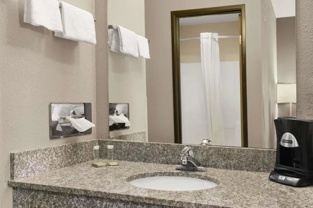 Suite, Multiple Beds، Super 8 by Wyndham Strafford/Springfield Area 4/4