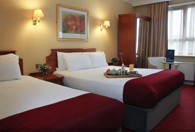 غرفة قياسية ثلاثية بسرير مزدوج وسرير فردي بغرفة نوم واحدة، Eyre Square Hotel 1/5