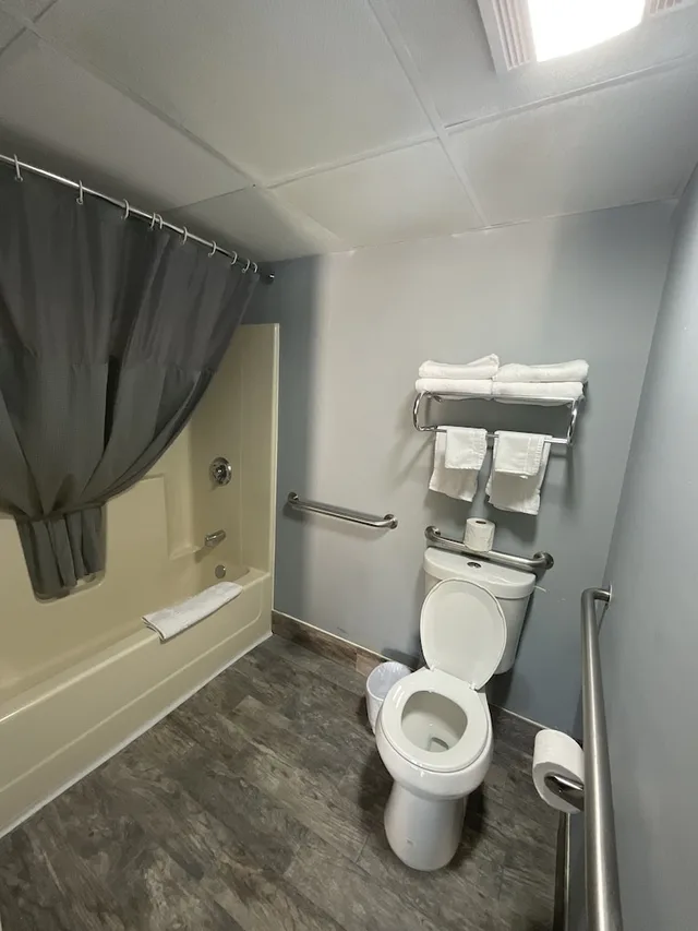 Senior, 2 Queen Beds, Peachtree Inn 2/2