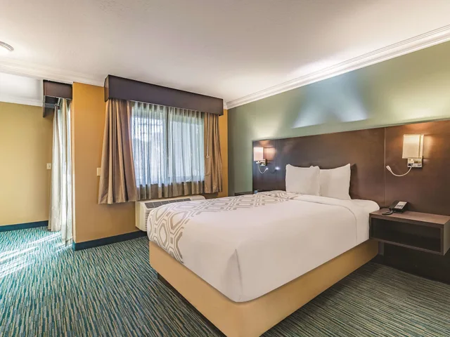 غرفة بسرير كينج، La Quinta Inn & Suites by Wyndham San Francisco Airport West 1/8