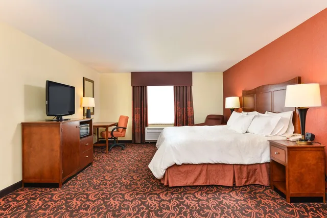 غرفة بسرير كينج مع أريكة، Hampton Inn Yorkville 6/9