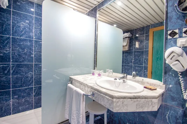 غرفة بسريرين منفصلين بإطلالة على البحر، Hotel Servigroup Galua 10/10