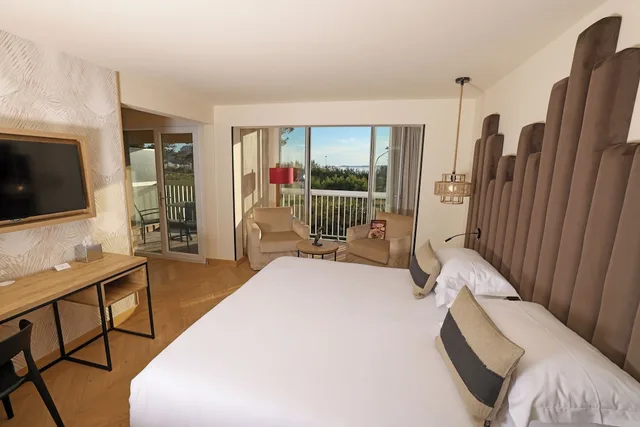 غرفة ديلوكس بسرير كوين بشرفة بإطلالة جزئية على البحر، Hôtel L'onda 1/1