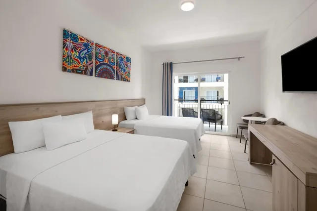 غرفة بسريرين كوين بإطلالة على البحر، Decameron La Marina Guayabitos Ramada All Inclusive Resort 1/3