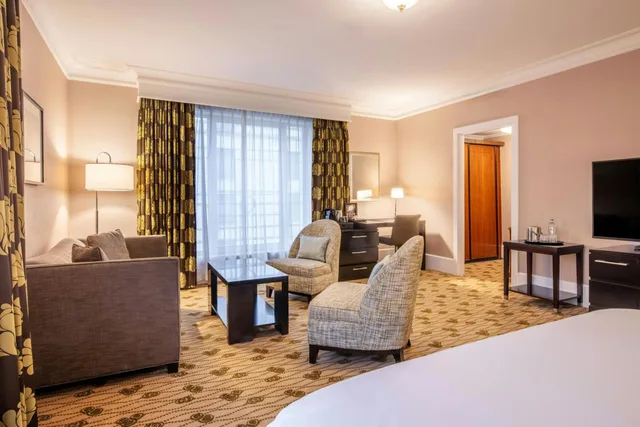 جناح جونيور مع دخول صالة النادي، Renaissance Brussels Hotel 6/9