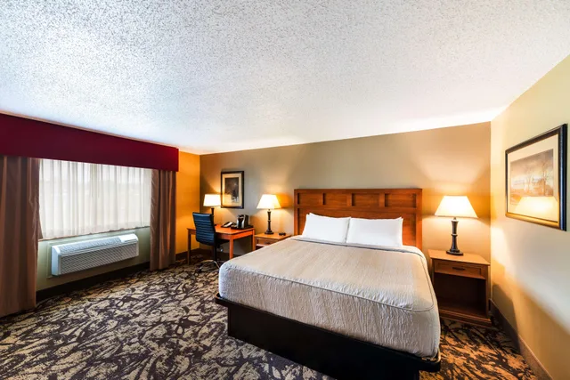 جناح بسرير كينج بغرفة نوم واحدة مع أريكة، Best Western Derby Inn 1/4