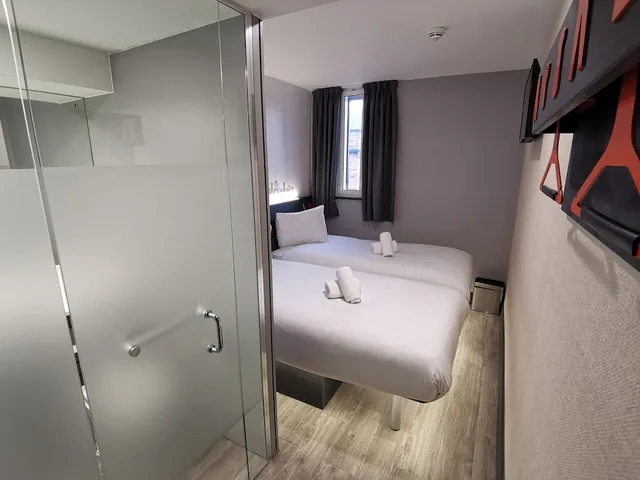 غرفة قياسية بسريرين منفصلين، easyHotel Leeds City Centre 7/10