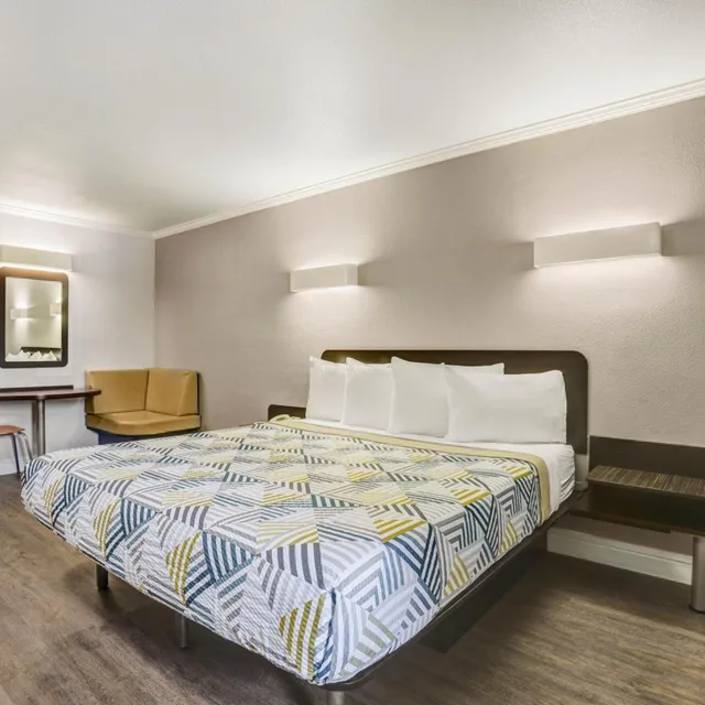 1 Queen Bed Mobility Accessible Tub Nsmk, Motel6 Lodi, CA 3/7