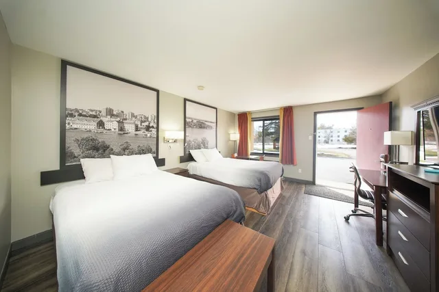 Efficiency, 2 Double Beds، Super 8 By Wyndham Kingston 3/10