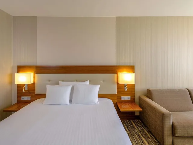 غرفة بريميوم بسرير كينج، Movenpick Hotel Geneva 8/10