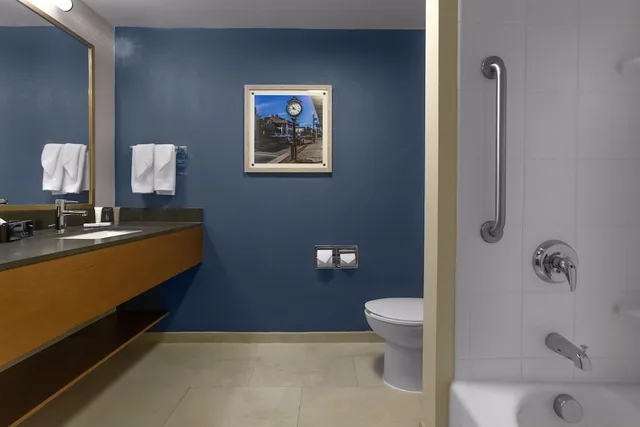 جناح بسريرين كوين بغرفة نوم واحدة مع أريكة، Fairfield Inn Suites Elizabeth City 2/2