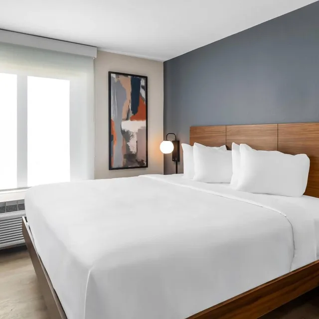 غرفة بسرير كينج مع أريكة، Everhome Suites Clarksville Ft. Campbell Area 3/6