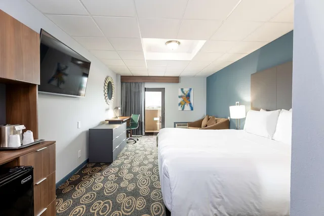 جناح جونيور بسرير كينج بشرفة، Regency Miami Airport by Sonesta 1/9