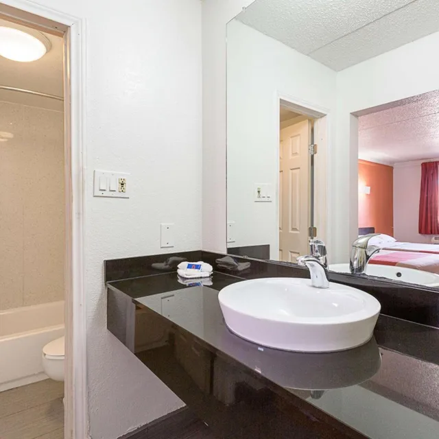 غرفة بسرير كوين، Motel6 Dallas, TX - Market Center 8/10
