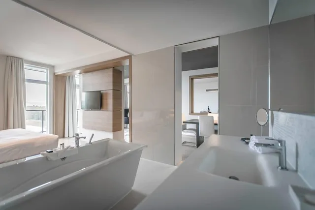 Executive, Suite, King Bed, Lake View, Hotel du Domaine, an Ascend Collection Hotel 2/4