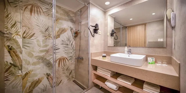 غرفة قياسية بسرير كوين بإطلالة جزئية على البحر، Delphin Deluxe Resort 10/10